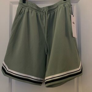 NWT ALO Yoga Men's Icy Sage 9” Traction Arena Shorts. Medium.